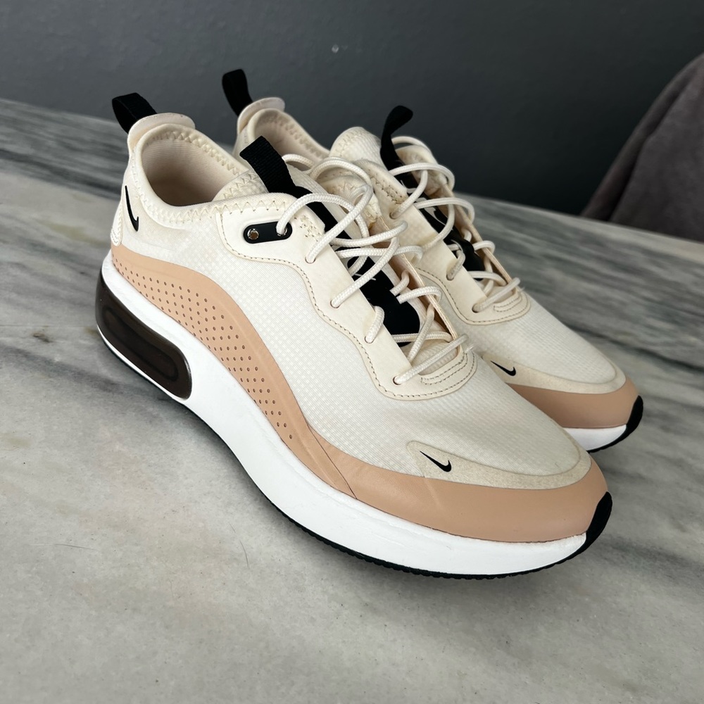Size 8. Nike airmax